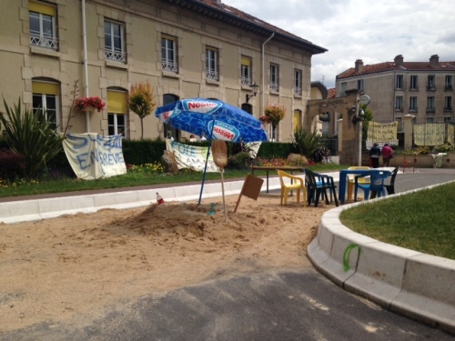 La mini-plage dans la cour d’honneur de l’hôpital psychiatrique de Villejuif, le 30 juin 2014 (Ramsès Kefi/Rue89)