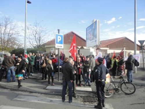 A l'angles des rues Vincent Faita et de Sully, les manifestants protestaient contre le chômage et la précarité. Photo Objectif Gard