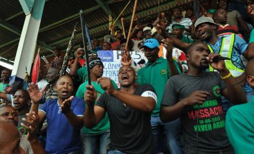 Des mineurs manifestent après avoir rejeté l'offre patronale d'augmentation, à Marikana, le 30 janvier 2014 (AFP, Alexander Joe)