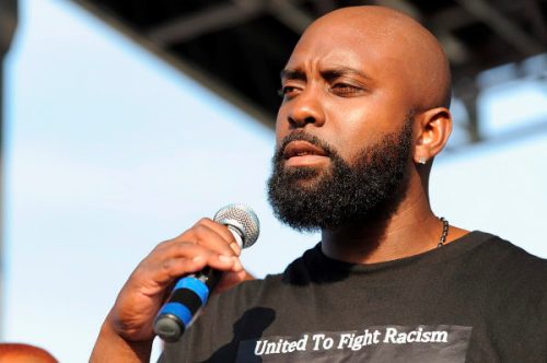  Michael Brown sénior, le père du jeune noir américain abattu par un policier blanc le 9 août dernier à Ferguson, a appelé au calme lors d'un rassemblement dimanche.