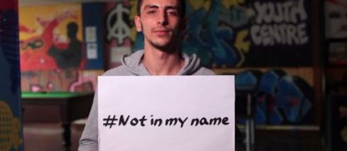 La fondation britannique «Active Change» a lancé sur les réseaux sociaux la campagne #NotInMyName (#PasEnMonNom). Celle-ci met en scène des citoyens musulmans qui refusent que l'Etat islamique en Irak et en Syrie parlent en leur nom.  | Capture d'écran