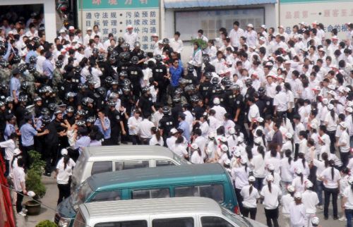 À partir de mai 2010, les grèves se sont multipliées en Chine, comme ici dans une usine à Kunshan, où les ouvriers exigeant de meilleurs salaires avaient affronté la police.